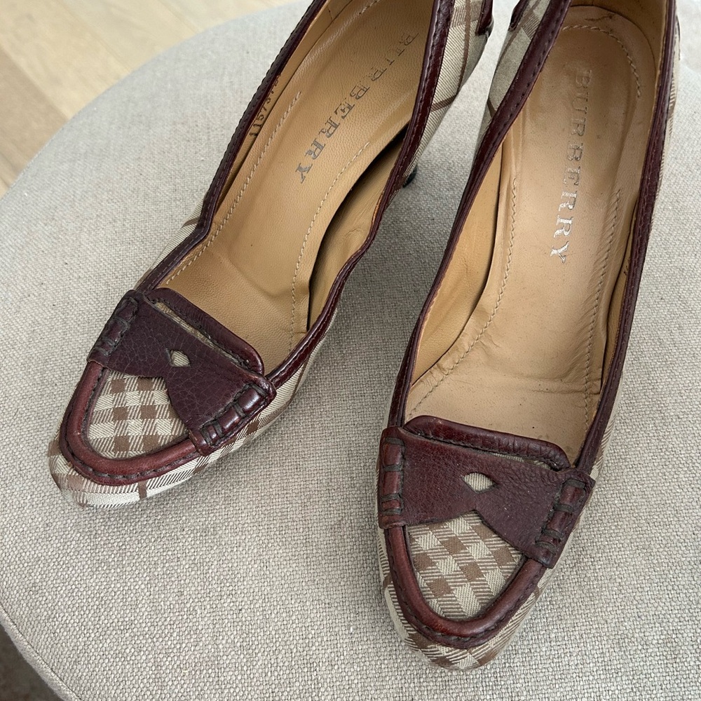 Burberry Signature Nova Check pumps. 3”heels. Excellent vintage condition